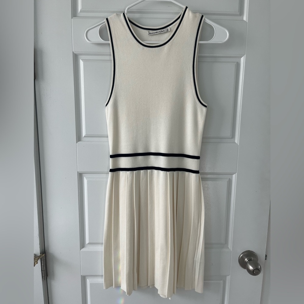 Abercrombie - Pleated Knit Golf Dress in White/Black, XS - Picture 3 of 6
